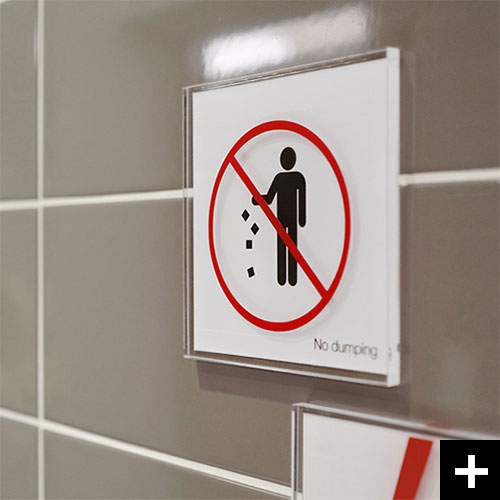 아크릴 뒤 배면으로 그려져 있는 픽토그램. 경고문이 눈에 띄는 보일랑말랑입니다.