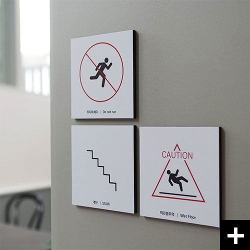 사각형 안의 예쁜 안내표지판 네모의 꿈입니다.