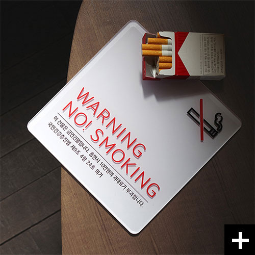 아크릴 위 빨간색 시트컷팅으로 금연구역을 안내하는 표지판 금연캠페인type.B입니다.